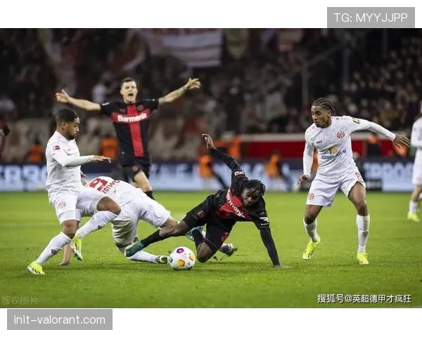 现场特写：美因茨门将扑出关键点球后与队友疯狂庆祝